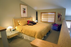 2 bedrooms, iron/ironing board, travel cot, WiFi - Downtown Penthouse, Contemporary Film Memorabilia Decor (Canmore)