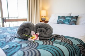 1 habitación, escritorio, tabla de planchar con plancha y ropa de cama 