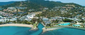 Beach nearby - OCEAN VIEWS 10A pool & Spa Wi-Fi (Airlie Beach)