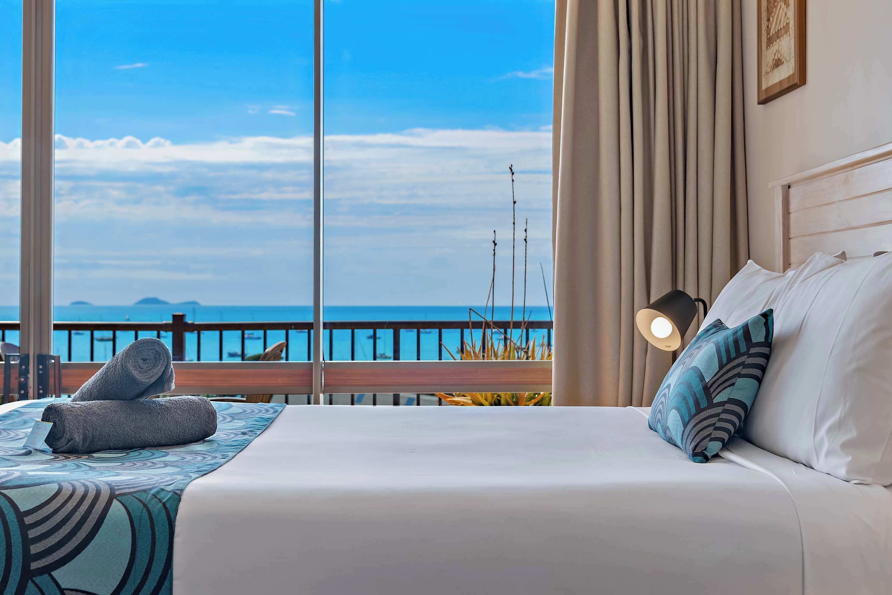 Planxa i posts de planxar, wifi i roba de llit 