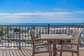 Outdoor dining - OCEAN VIEWS 10A pool & Spa Wi-Fi (Airlie Beach)