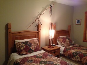 2 bedrooms, iron/ironing board, travel cot, WiFi - Downtown Penthouse, Jetted Tub. Indigenous Artefacts (Canmore)