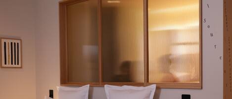 خزنة داخل الغرفة ومكتب وواي فاي مجانًا وملاءات أسرّة