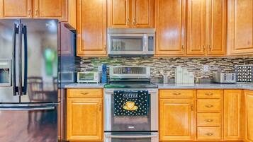 Een koelkast, een magnetron, een oven, een kookplaat