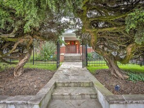 Unclassified image, 2 of 26, button