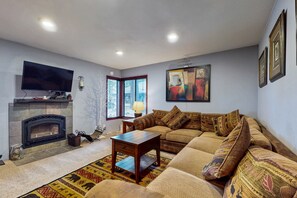 Fernseher, Kamin, Tischfußball, Tischtennisplatte