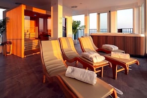 A spa area with sun loungers, a reception desk, and a view of the sky. - Hotel Mondial (Jesolo)