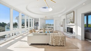 TV connectée, cheminée, chaîne hi-fi