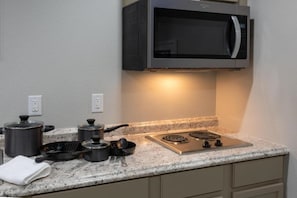 Private kitchen - Studio, 1 King Bed, Kitchenette - Non-Smoking (Baton Rouge)