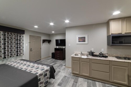 Studio, 1 King Bed, Kitchenette - Non-Smoking