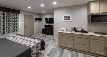 Studio, 1 King Bed, Kitchenette - Non-Smoking