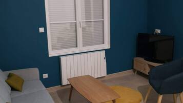 Een televisie en tafelvoetbal