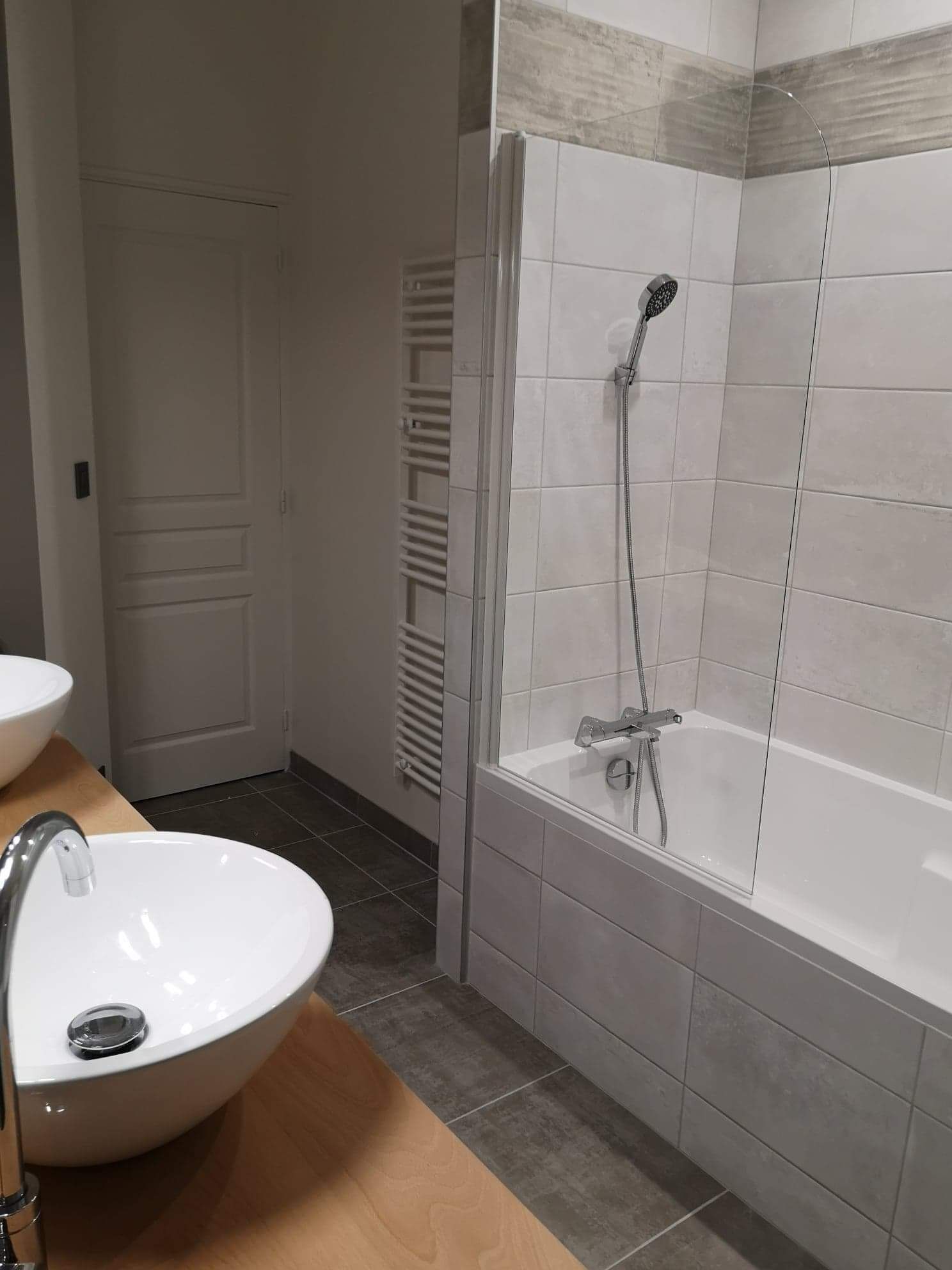 Baignoire, sèche-cheveux