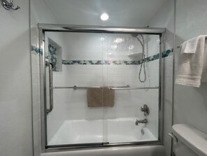 Badewanne, Haartrockner, Handtücher, Seife