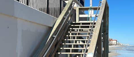 Sulla spiaggia, lettini da mare