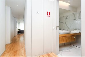 Dusche, Haartrockner, Handtücher