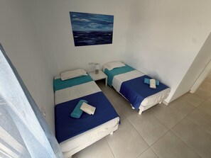 2 habitaciones, tabla de planchar con plancha y cuna de viaje