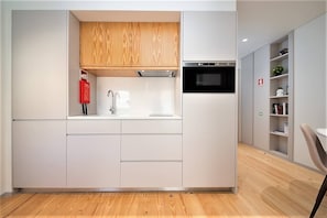 Refrigerador, microondas, parrilla de estufa y cafetera y tetera