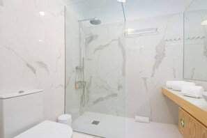 Een douche, een haardroger, handdoeken