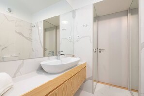 Een douche, een haardroger, handdoeken