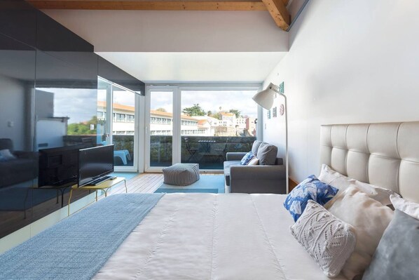 Iron/ironing board, travel crib, WiFi, bed sheets