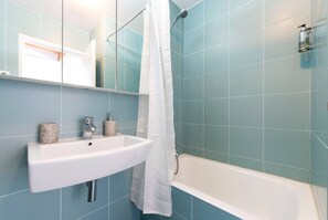 Bathtub, hair dryer, towels, soap - DA'HOME - Fontaínhas Stylish Studio (Porto)