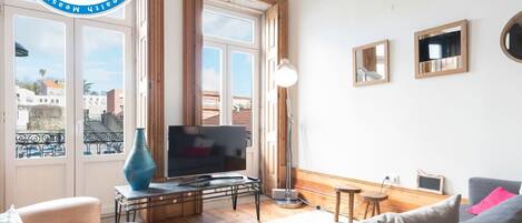 Una televisión, una oficina