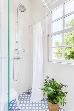Dusche, Haartrockner, Handtücher, Seife