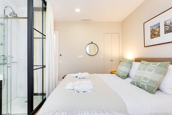 2 habitaciones, tabla de planchar con plancha, wifi y ropa de cama 