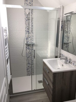 Secador de cabelo, toalhas de banho