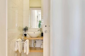 Douche, séchoir à cheveux, serviettes fournies, shampooing