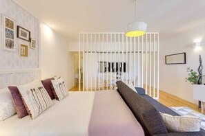 1 habitación, tabla de planchar con plancha, cuna de viaje y wifi 