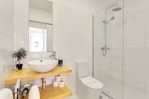 Dusche, Haartrockner, Handtücher, Shampoo