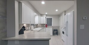 Fridge, microwave, oven, stovetop - Spacious Single Level House with Power Recliners (Rochester)