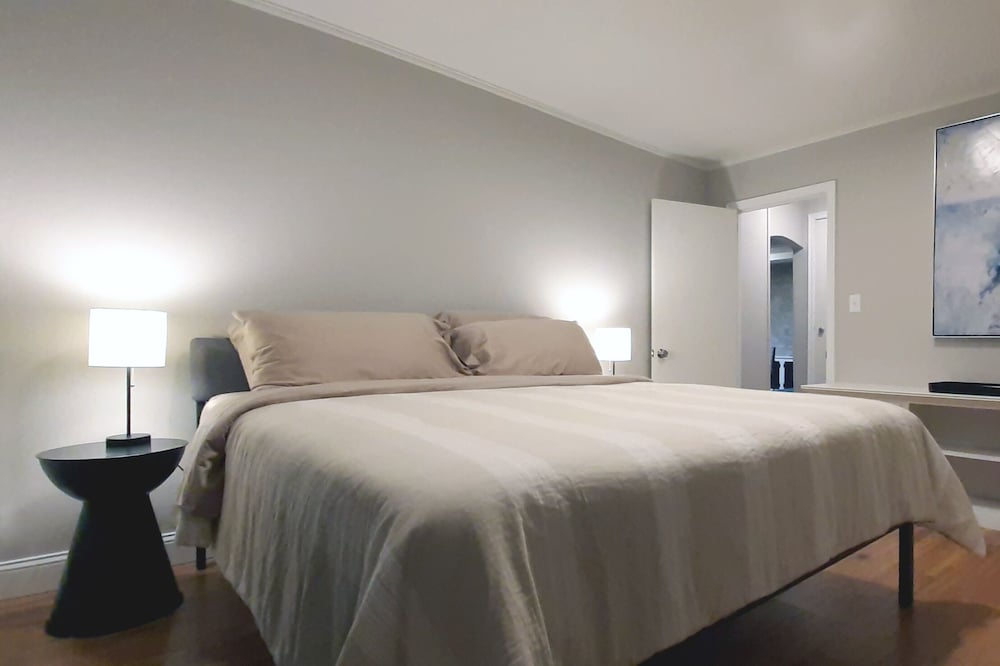 Spacious Single Level House with Power Recliners