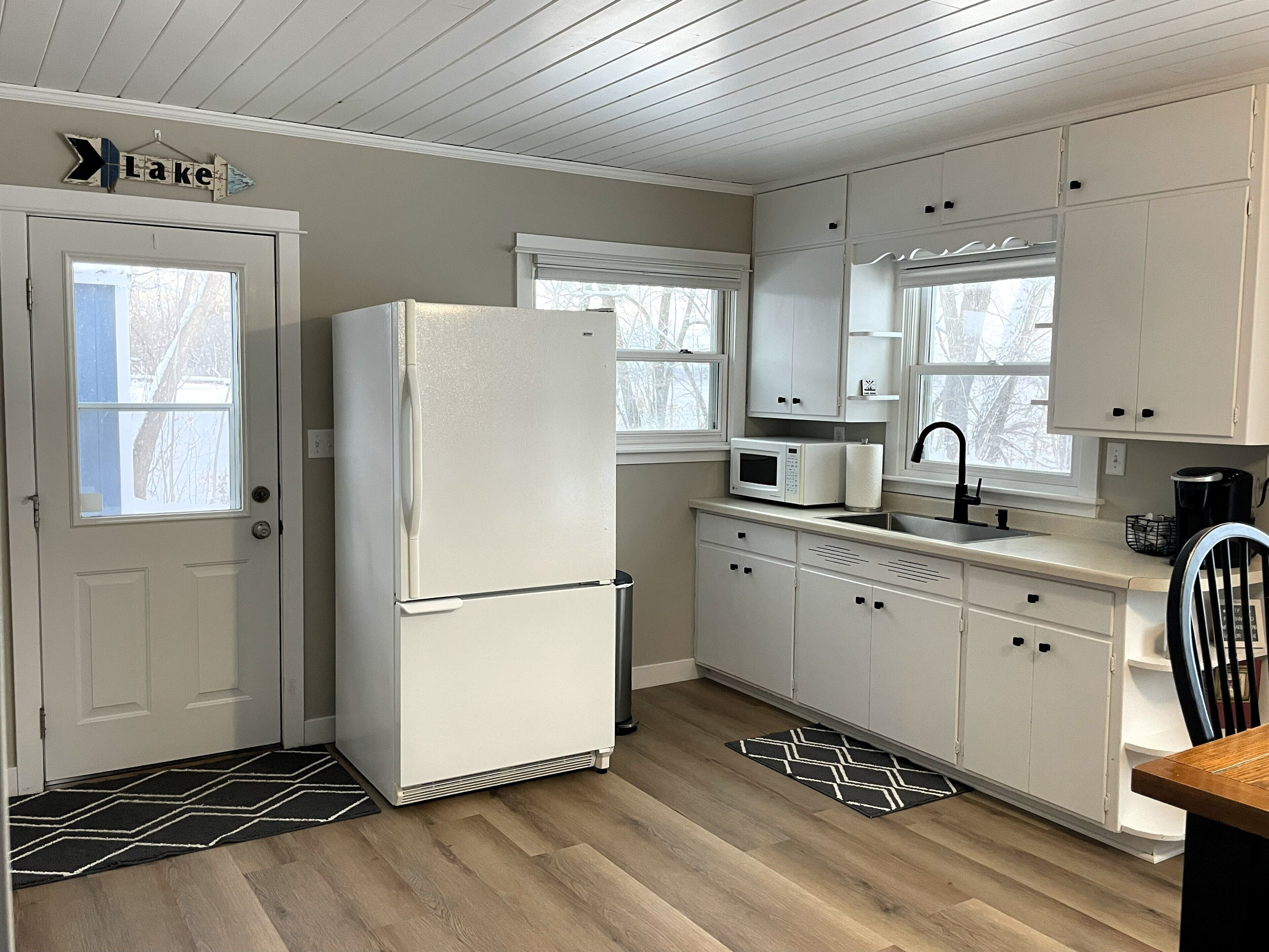 Réfrigérateur, micro-ondes, cafetière/bouilloire, grille-pain