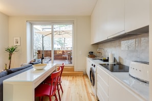 Réfrigérateur, four à micro-ondes, un four, surface de cuisson
