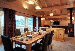 Dining - Chalet Poudreuse (Morzine)