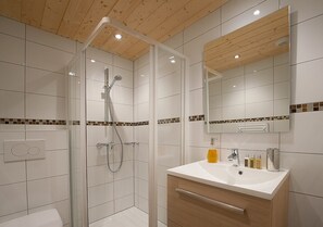 Serviettes fournies, savon, shampoing, papier toilette