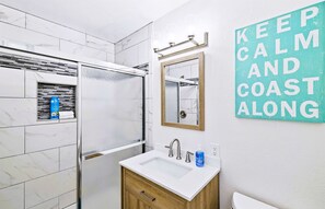 シャワー付き浴槽、ヘアドライヤー、タオル