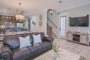 Smart-TV, DVD-spiller, bøker og stereoanlegg