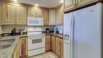 Frigorifero, microonde, forno, piano cottura