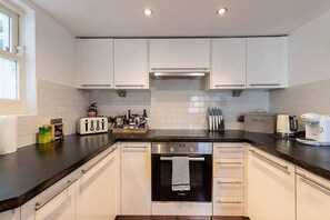 Réfrigérateur, four à micro-ondes, un four, surface de cuisson
