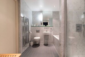 Combined shower/bathtub, hair dryer, towels, shampoo - Lovely flat in Chelsea (London)