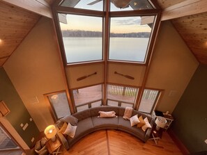 TV connectée, livres, chaîne hi-fi