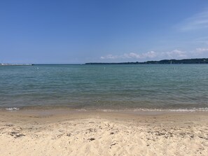 Playa en los alrededores y camastros