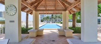 1BR ROOFTOP POOL-10 MIN WALK TO BEACH PRIME LOCATION