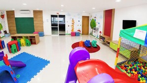 A children's play area with colorful play mats, soft play equipment, and a ball pit. - Nautilus Ap Vista Mar (Penha)