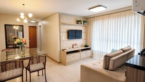 Premium Apartment | Living area | 55-inch Smart TV with cable channels, TV, Netflix - Nautilus Ap Vista Mar (Penha)