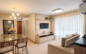 Premium Apartment | Living area | 55-inch Smart TV with cable channels, TV, Netflix - Nautilus Ap Vista Mar (Penha)